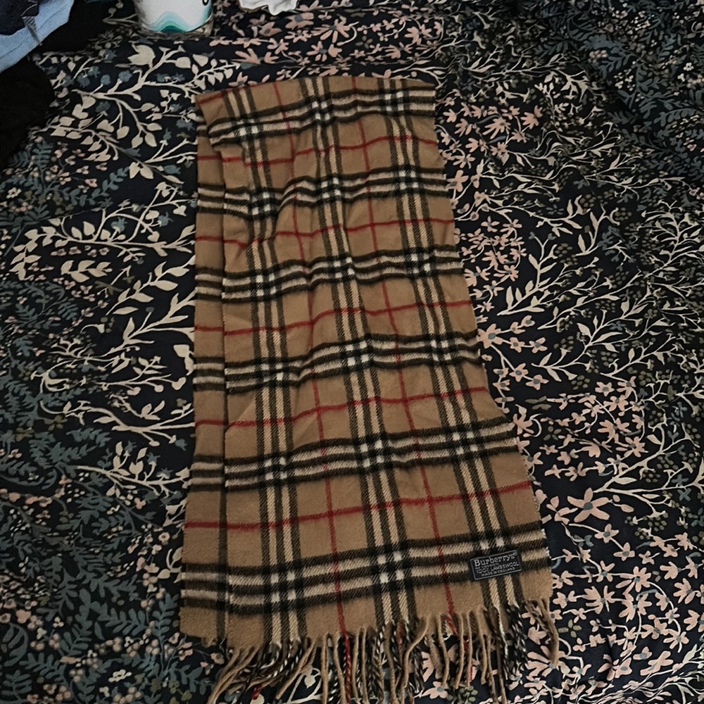 Vintage Burberry scarf. - Picture 2 of 2
